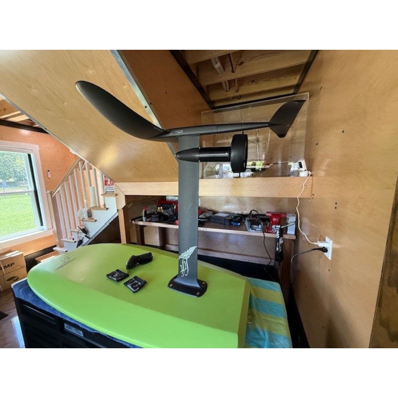 Used 5’4″ Lift4 Carbon Efoil with 32″ propulsion complete unit