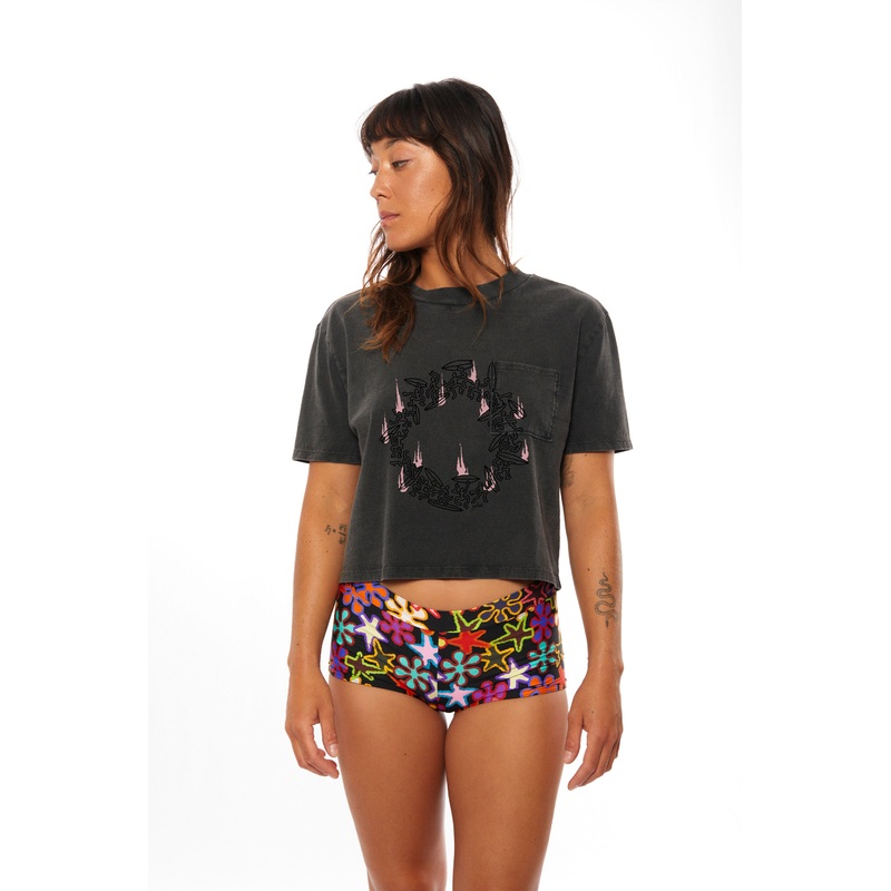 PUKAS – SURFERS HELL POCKET CROPPED TEE