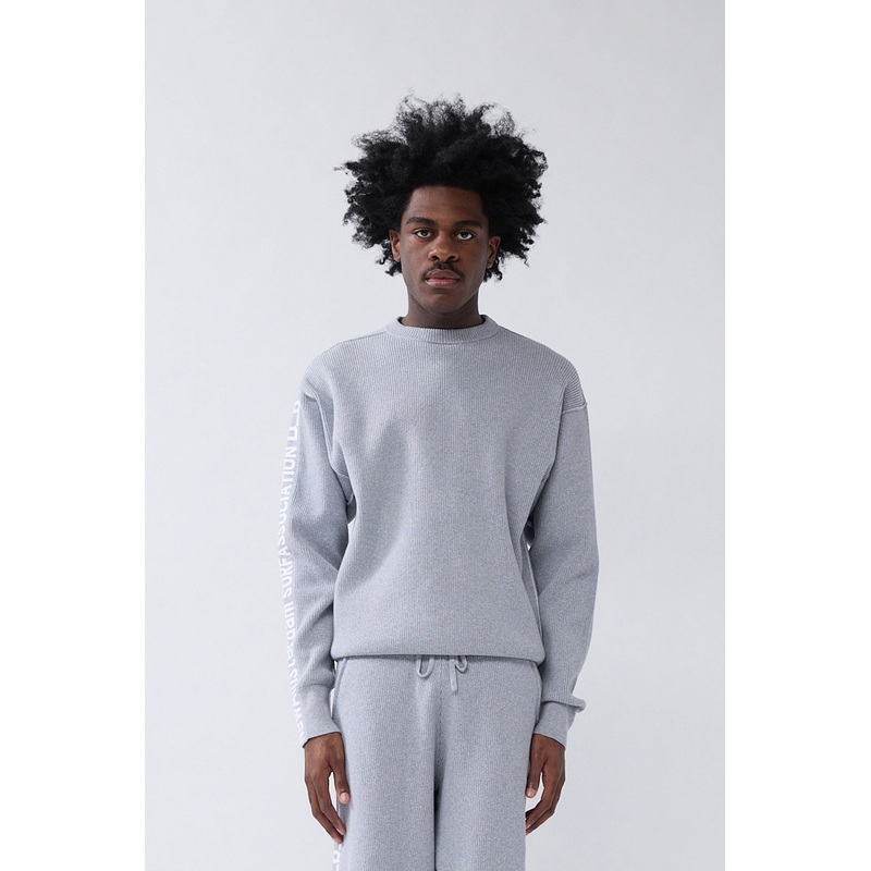 Db x NEW AMSTERDAM – TRAVEL SUIT COSY SWEATER
