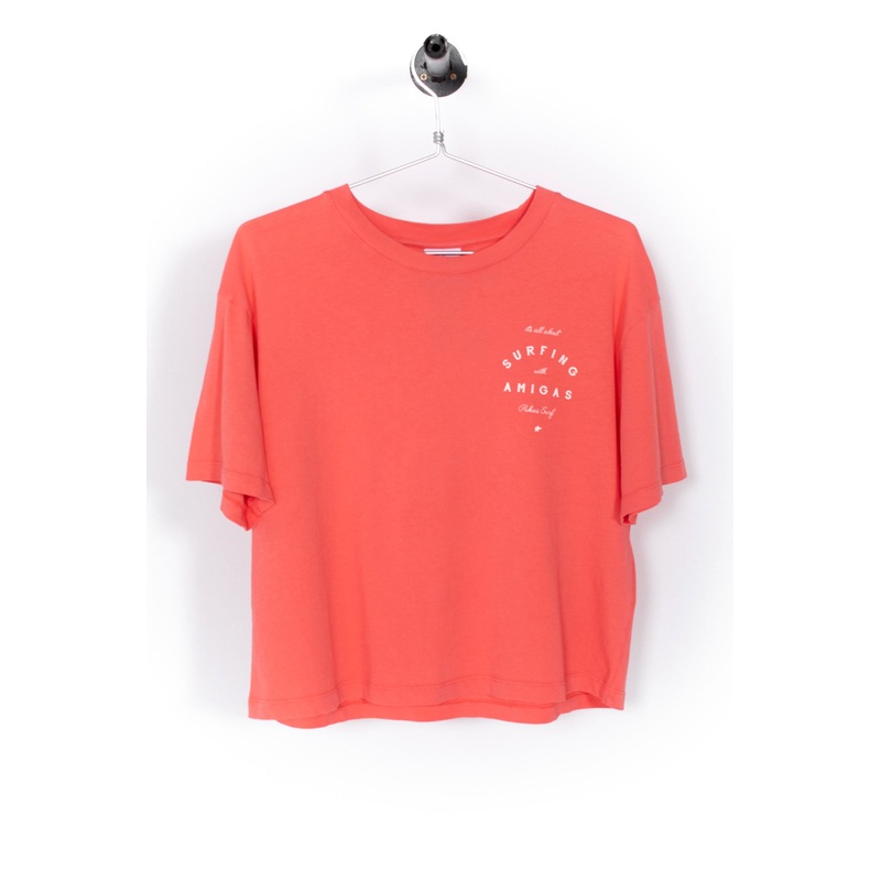 SURFING THE BASQUE COUNTRY – SURFING WITH AMIGAS TEE – CORAL